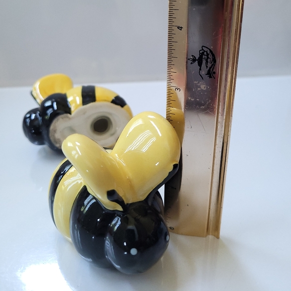 CUTE Ceramic Bumble Bee Salt and Pepper Shaker Set - Picture 7 of 7